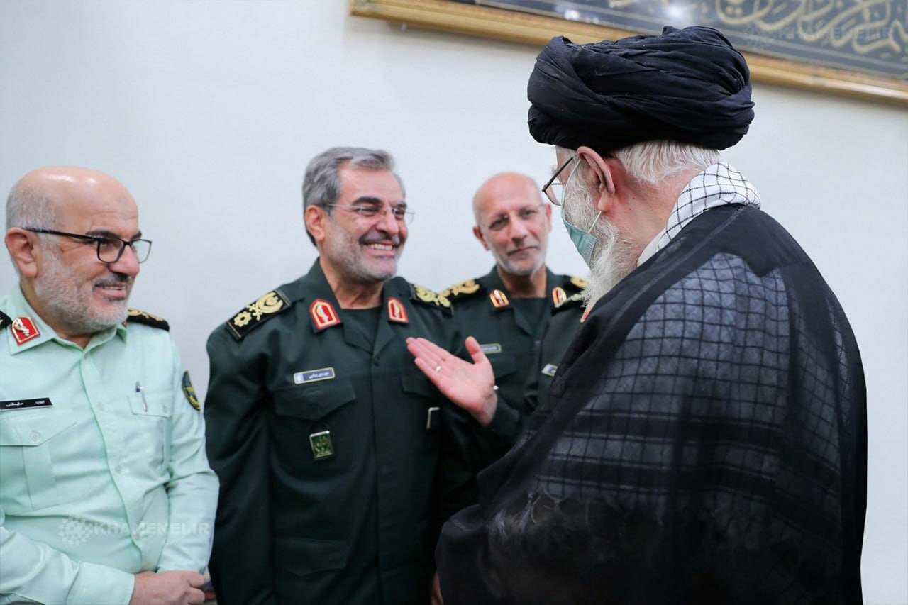 تصویری از سردار شهید ربانی در کنار رهبر انقلاب