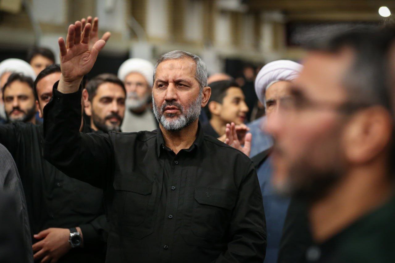 تصویری از حضور فرمانده جدید هوافضای سپاه در مراسم حسینیه امام خمینی