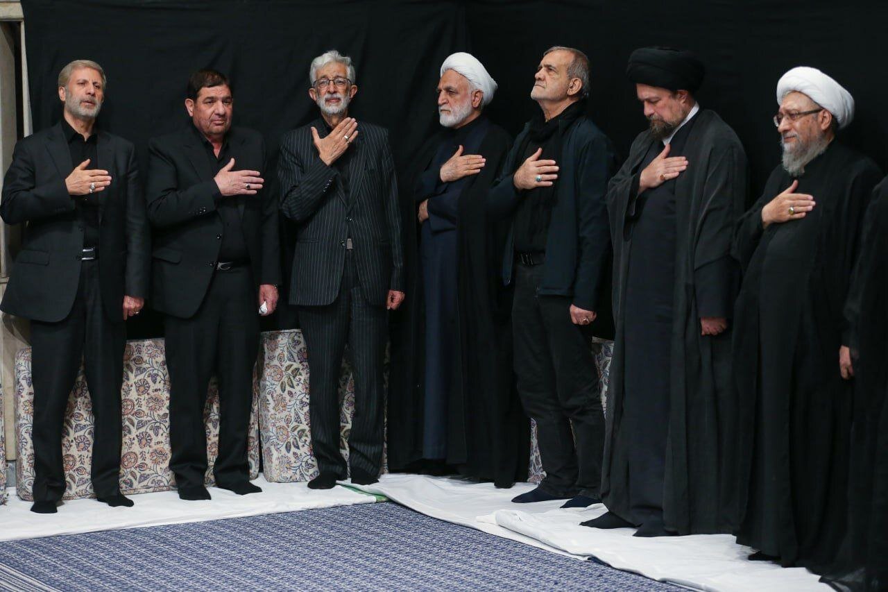 تصاویری از حضور علی لاریجانی، پزشکیان، سید حسن خمینی و جمعی از مسئولان در مراسم عزاداری حسینیه امام خمینی(ره)