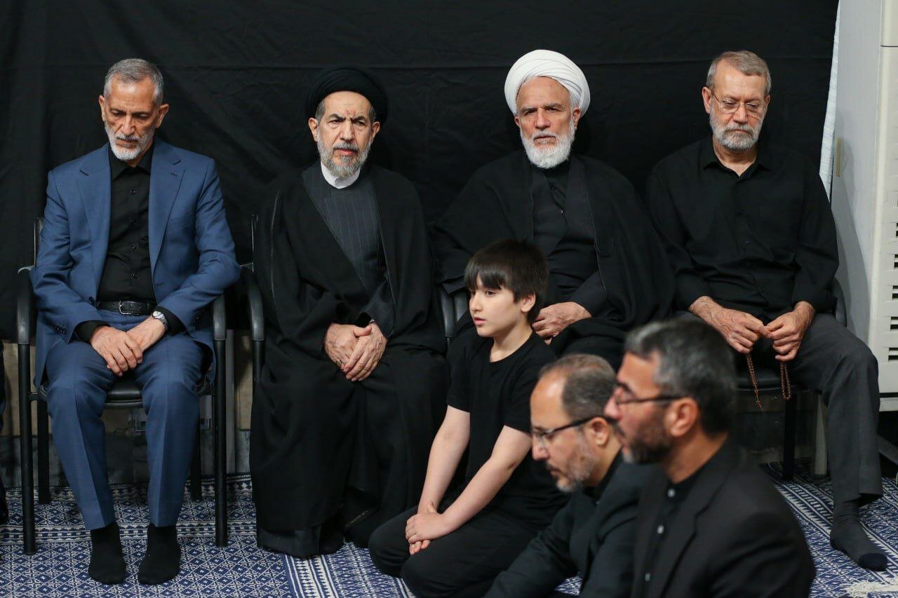 تصاویری از حضور علی لاریجانی، پزشکیان، سید حسن خمینی و جمعی از مسئولان در مراسم عزاداری حسینیه امام خمینی(ره)