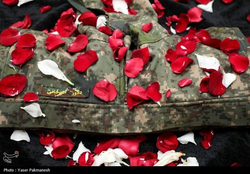 تصاویری از لباس خونین شهدای حمله اسرائیل به زنجان در یک هیات