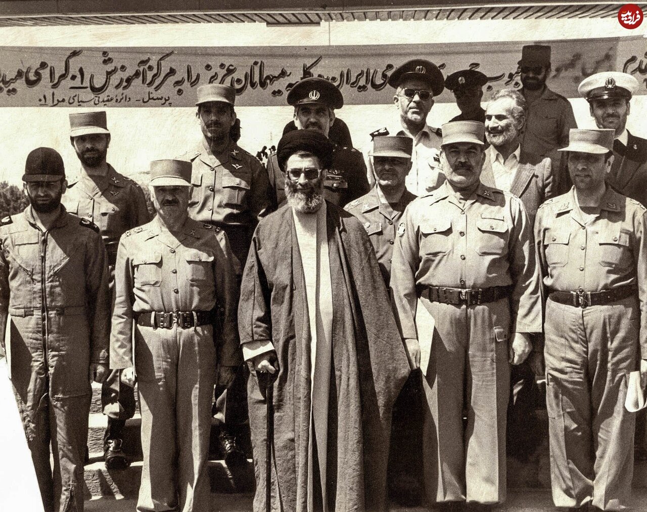 عکس/ عباس بابایی و رهبر انقلاب در مرکز آموزش ۰۱ ارتش در دهه شصت