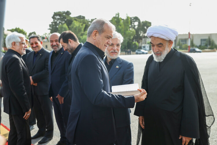 تصاویری از بدرقه کنندگان پزشکیان پیش از سفر به جمهوری آذربایجان / کدام وزیر با رئیس جمهور همراه شد؟