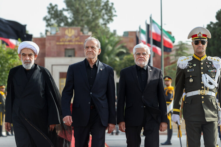 تصاویری از بدرقه کنندگان پزشکیان پیش از سفر به جمهوری آذربایجان / کدام وزیر با رئیس جمهور همراه شد؟