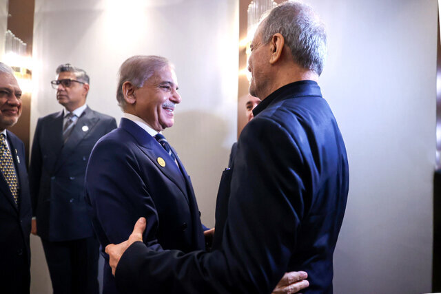 دیدار پزشکیان و نخست وزیر پاکستان + تصاویر