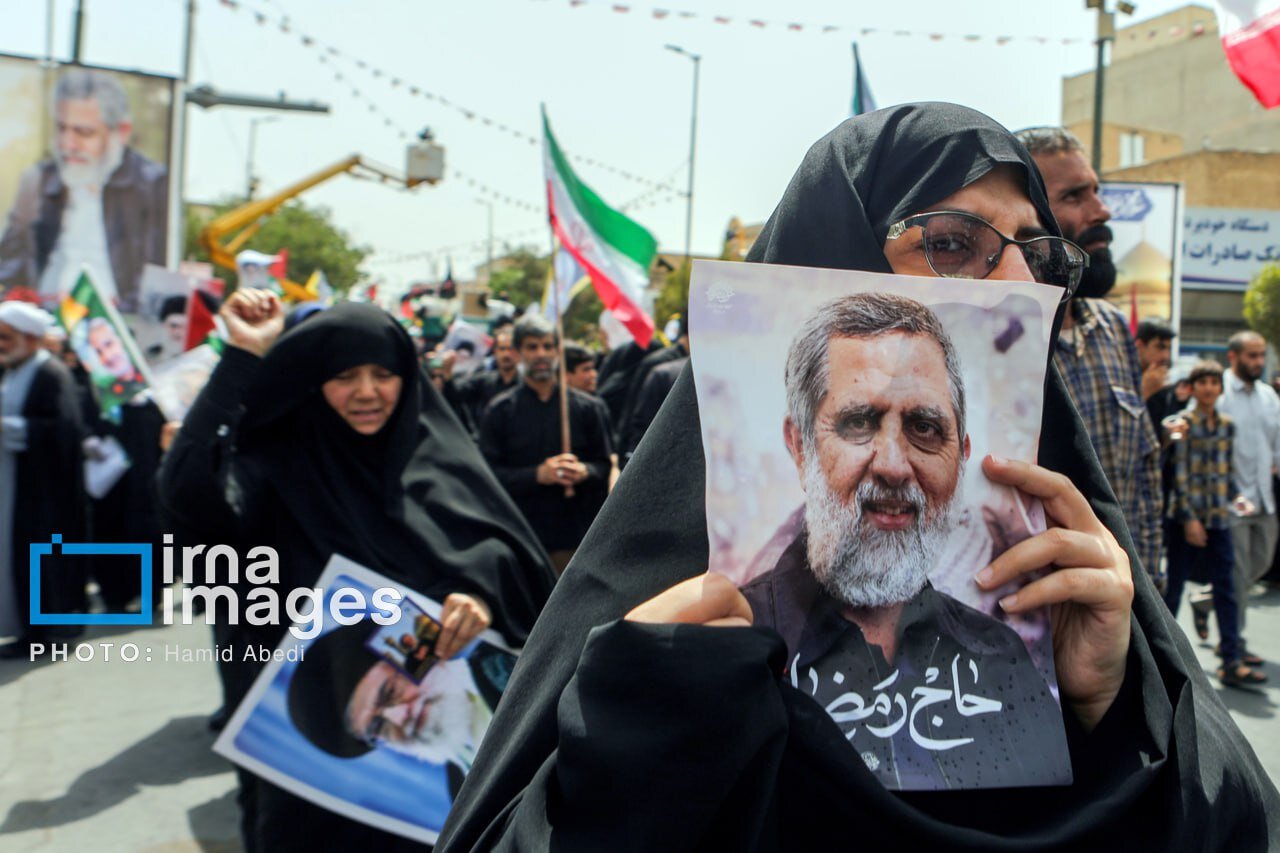 پیکر شهید ایزدی به خاک سپرده شد/ تصاویری از تشییع حاج رمضان