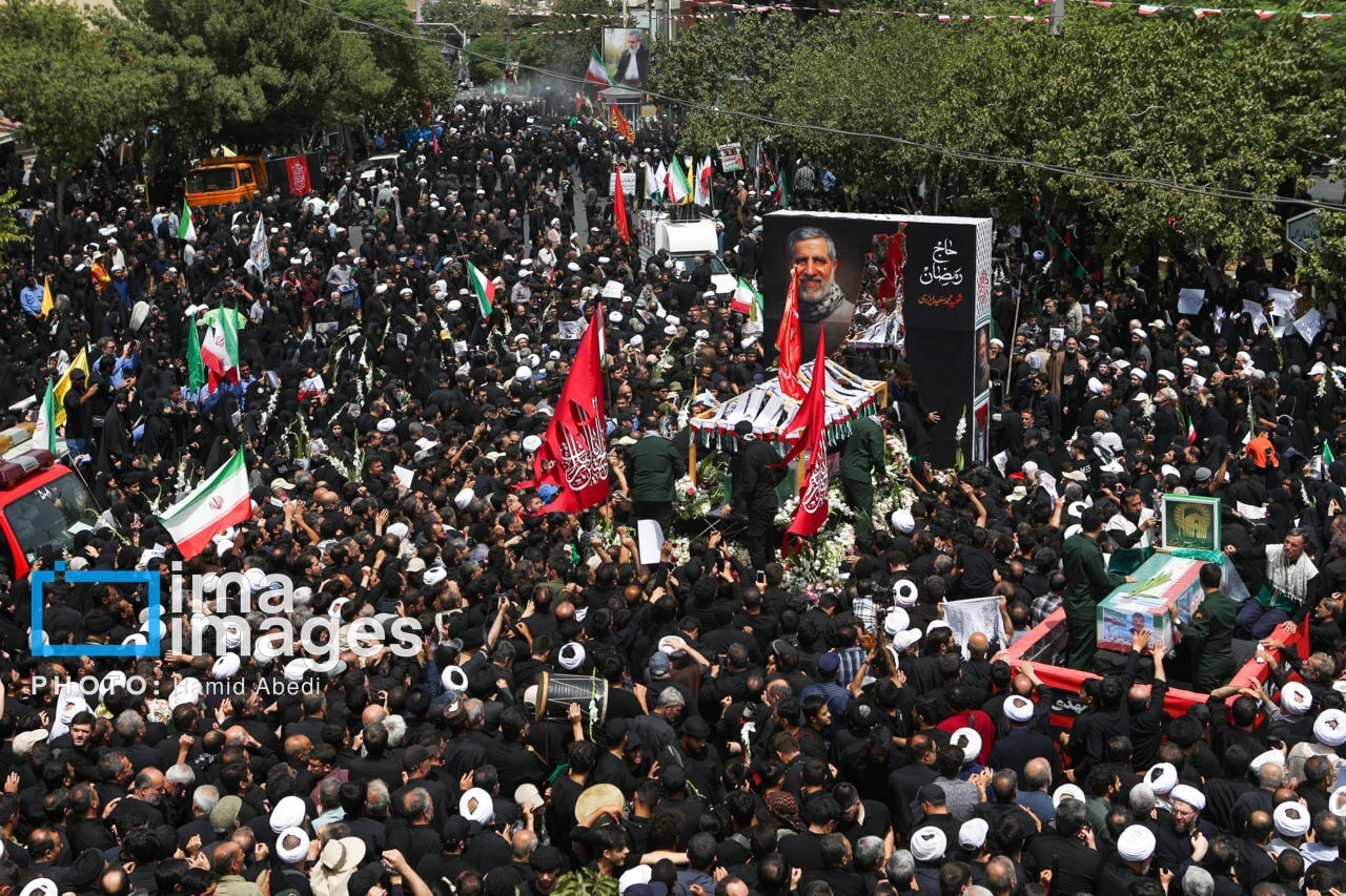 پیکر شهید ایزدی به خاک سپرده شد/ تصاویری از تشییع حاج رمضان