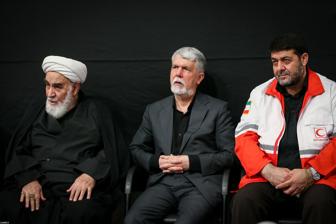 تصاویری از حضور مقامات دولت رئیسی و روحانی در مراسم عزاداری بیت رهبری/ قالیباف، اژه‌ای و مخبر هم بودند