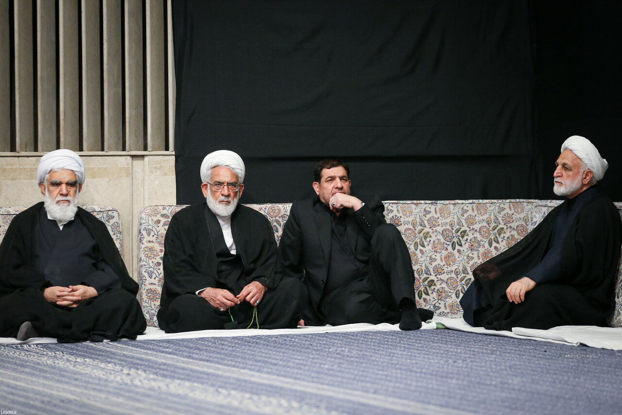 تصاویری از حضور مقامات دولت رئیسی و روحانی در مراسم عزاداری بیت رهبری/ قالیباف، اژه‌ای و مخبر هم بودند