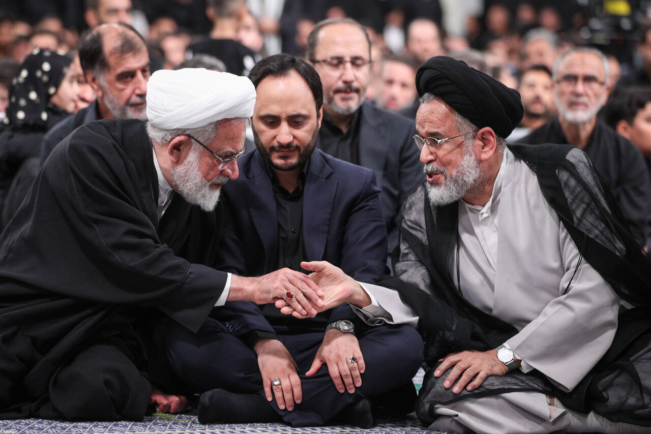 تصاویری از حضور مقامات دولت رئیسی و روحانی در مراسم عزاداری بیت رهبری/ قالیباف، اژه‌ای و مخبر هم بودند