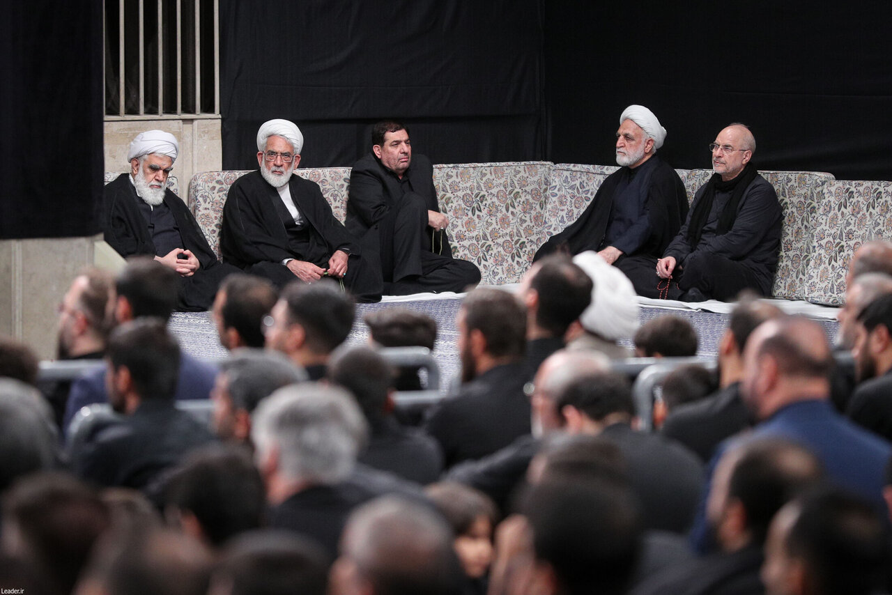 تصاویری از حضور مقامات دولت رئیسی و روحانی در مراسم عزاداری بیت رهبری/ قالیباف، اژه‌ای و مخبر هم بودند