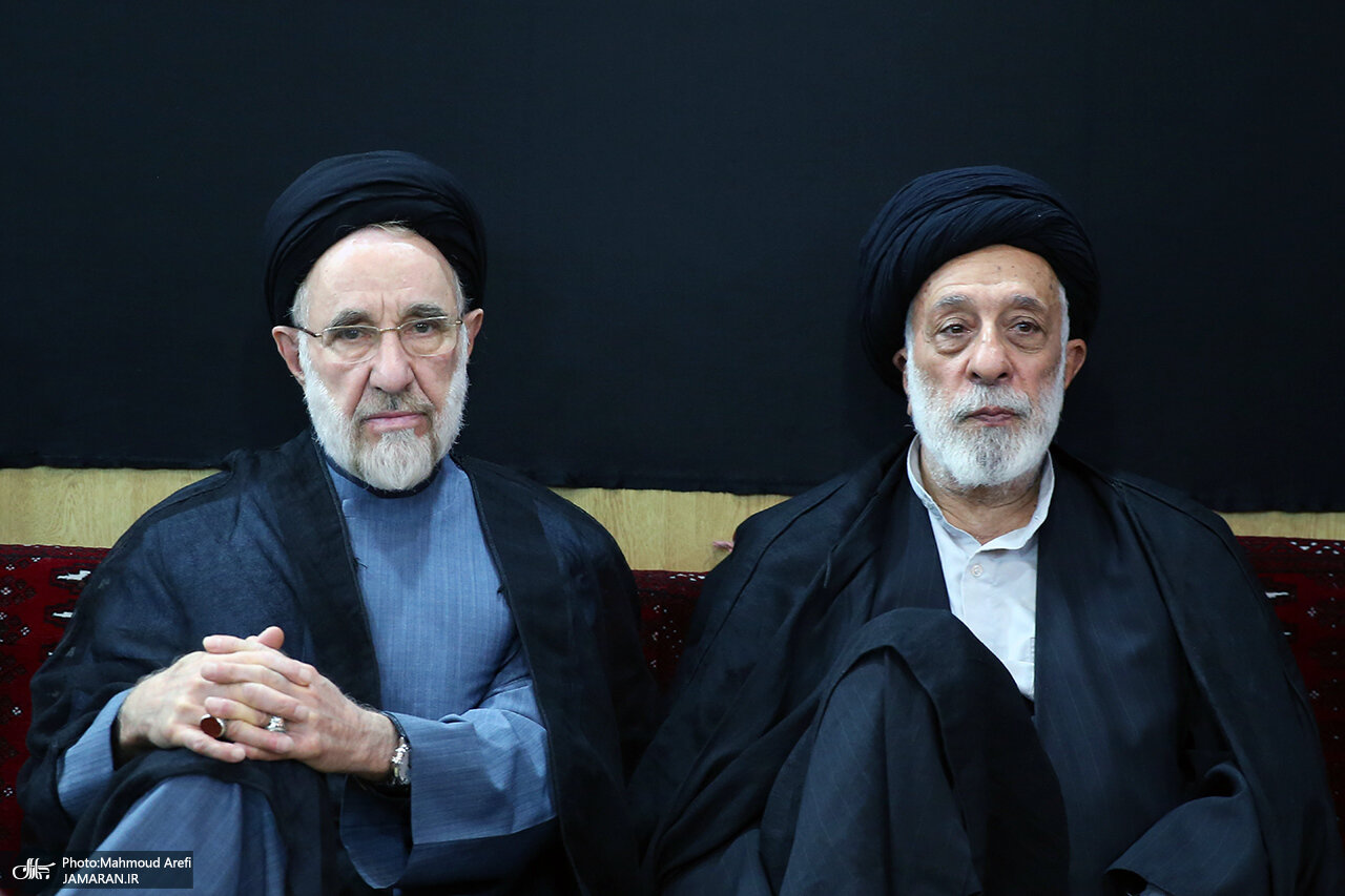 همنشینی هادی خامنه‌ای و خاتمی در یک مراسم عزاداری +تصاویر