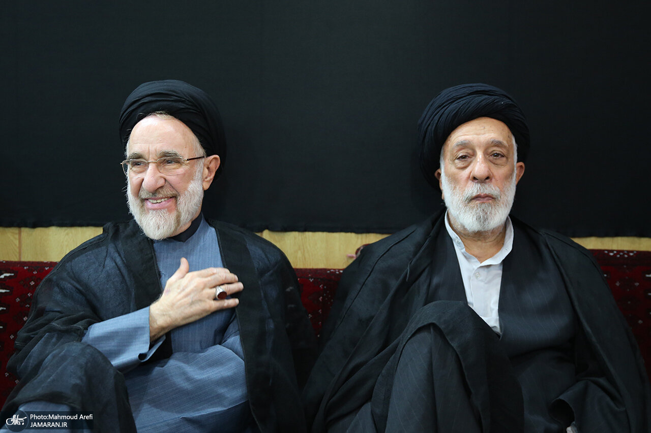 همنشینی هادی خامنه‌ای و خاتمی در یک مراسم عزاداری +تصاویر