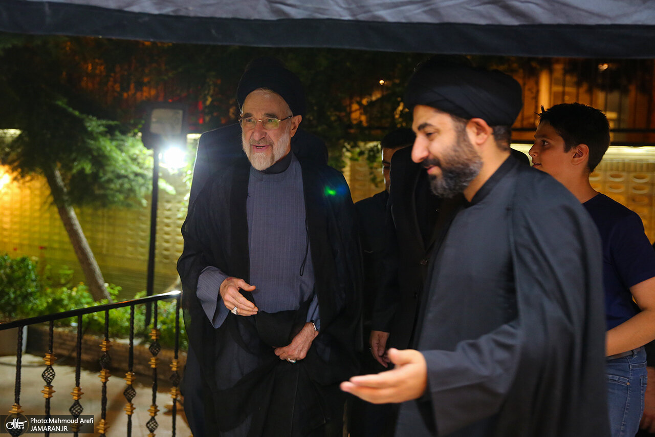 همنشینی هادی خامنه‌ای و خاتمی در یک مراسم عزاداری +تصاویر