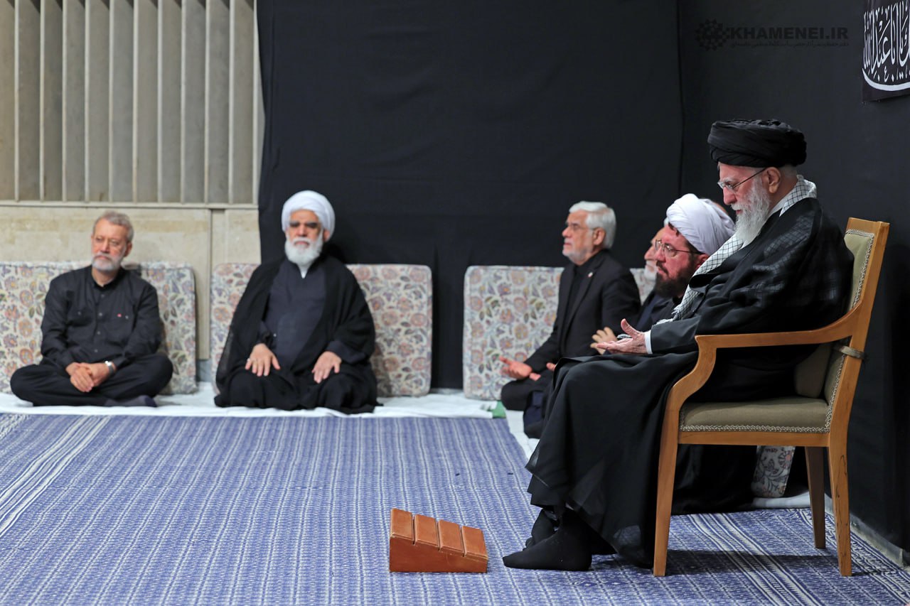 تصویری از حضور رهبر انقلاب در مراسم عزاداری شب عاشورا در حسینیه امام خمینی