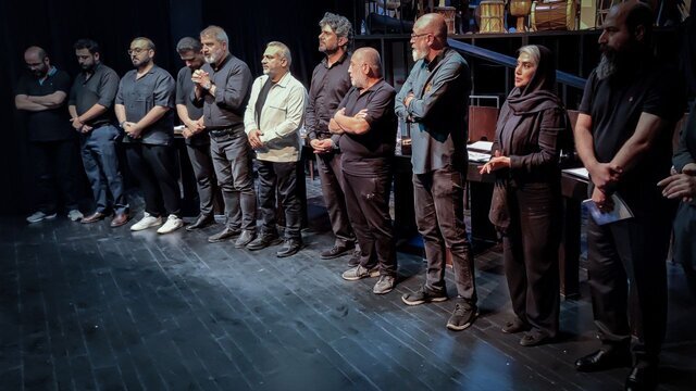 تجلیل از احمد آقالو در اجرای نمایشنامه‌خوانی «پل»