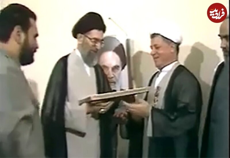 عکس/ هاشمی رفسنجانی در حال دریافت نشان فتح از دست رهبر انقلاب؛ سال ۶۸