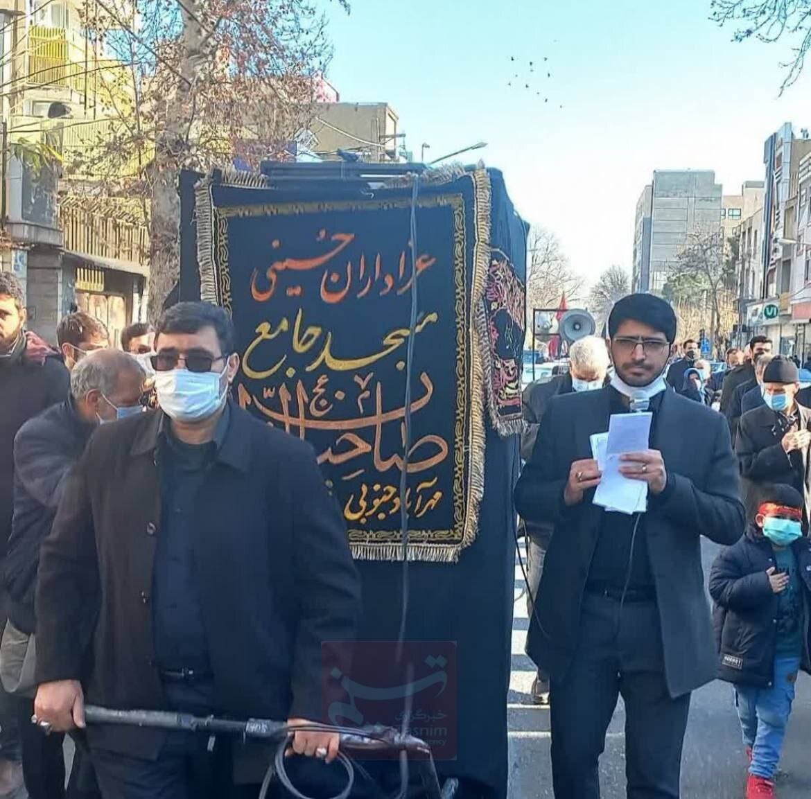 عکسی از شهید باقری در حال هُل دادن چرخ هیات عزاداری