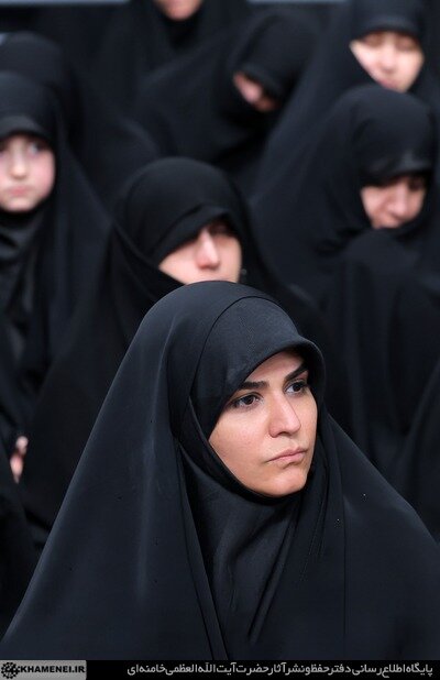 حضور مخبر و اژه‌ای در مراسم شام غریبان حسینیه امام خمینی/ مجری صدا و سیما و قالیباف هم حاضر بودند