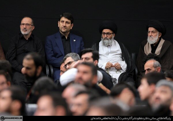 حضور مخبر و اژه‌ای در مراسم شام غریبان حسینیه امام خمینی/ مجری صدا و سیما و قالیباف هم حاضر بودند