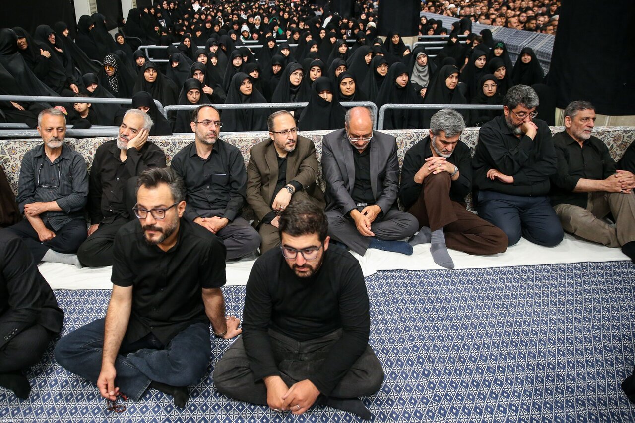 حضور کوچک زاده و سعید لیلاز در مراسم شام غریبان حسینیه امام خمینی/ وزیر راه و شهرسازی هم بود