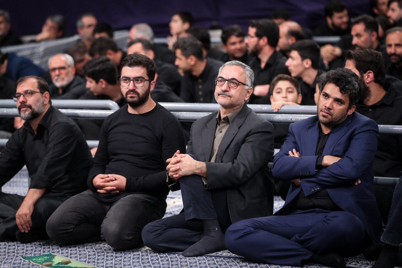 حضور کوچک زاده و سعید لیلاز در مراسم شام غریبان حسینیه امام خمینی/ وزیر راه و شهرسازی هم بود