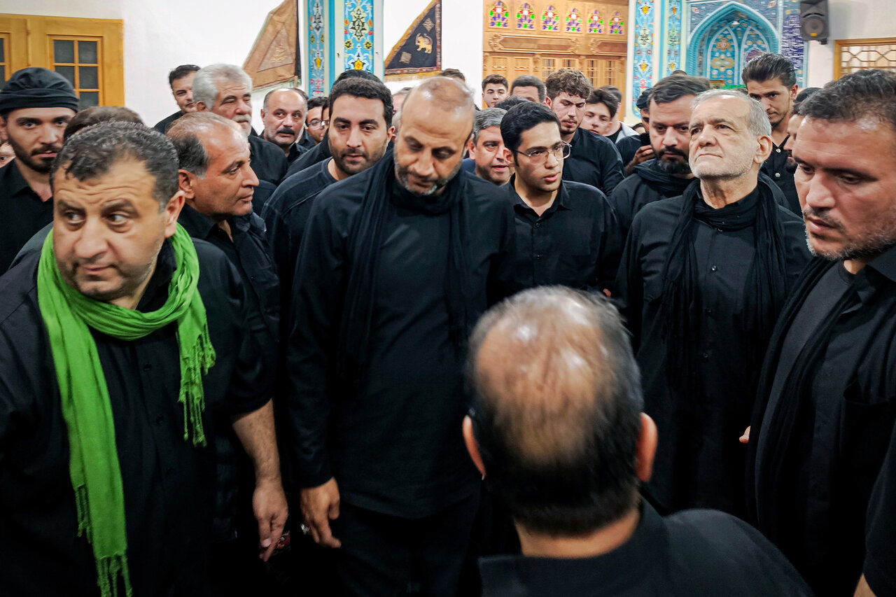 تصاویری از سفر غیررسمی پزشکیان به اردبیل/ حضور رئیس جمهوری در مراسم شام غریبان