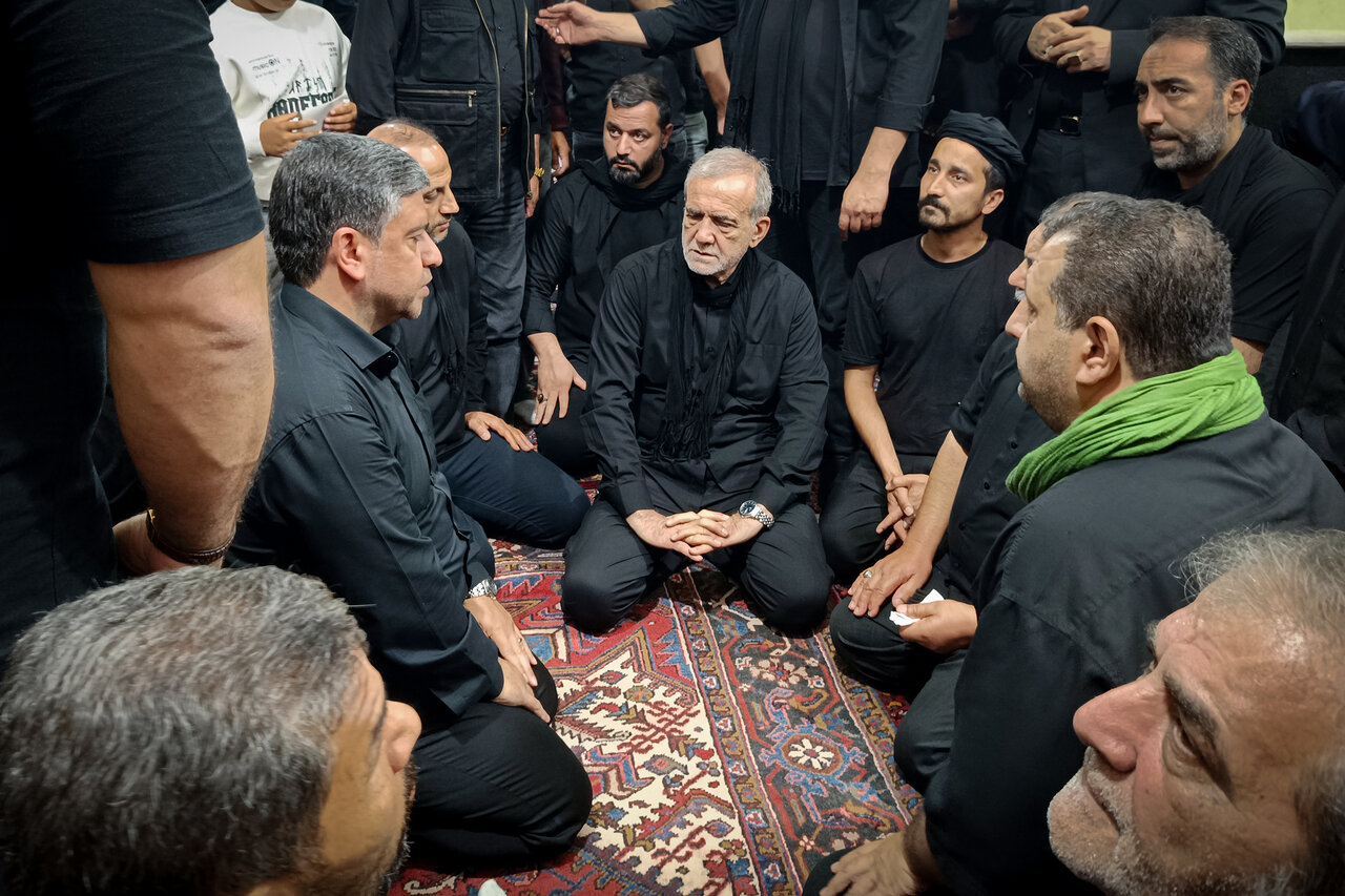 تصاویری از سفر غیررسمی پزشکیان به اردبیل/ حضور رئیس جمهوری در مراسم شام غریبان