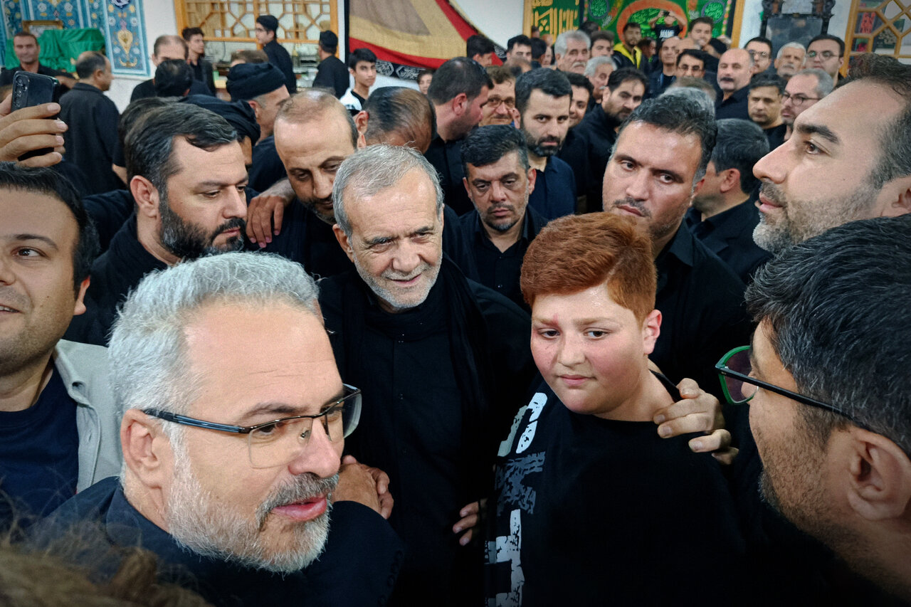 تصاویری از سفر غیررسمی پزشکیان به اردبیل/ حضور رئیس جمهوری در مراسم شام غریبان