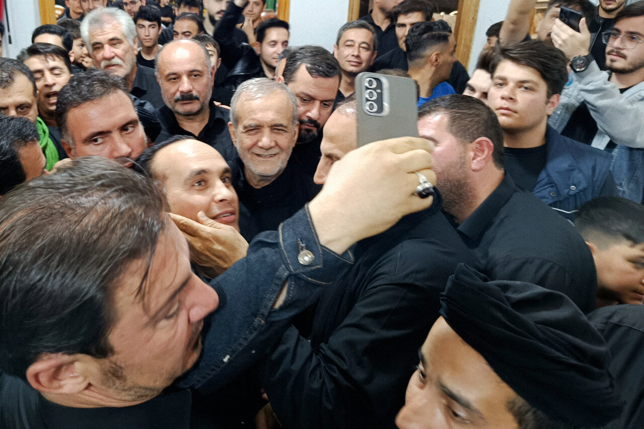 تصاویری از سفر غیررسمی پزشکیان به اردبیل/ حضور رئیس جمهوری در مراسم شام غریبان