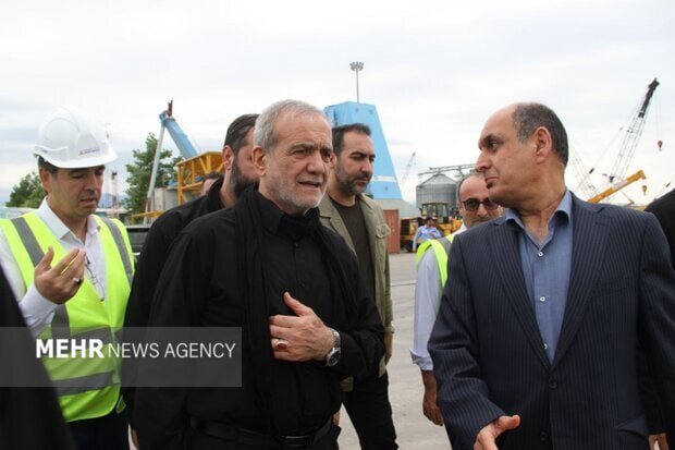 تصاویری از بازدید پزشکیان از بندر تجاری آستارا