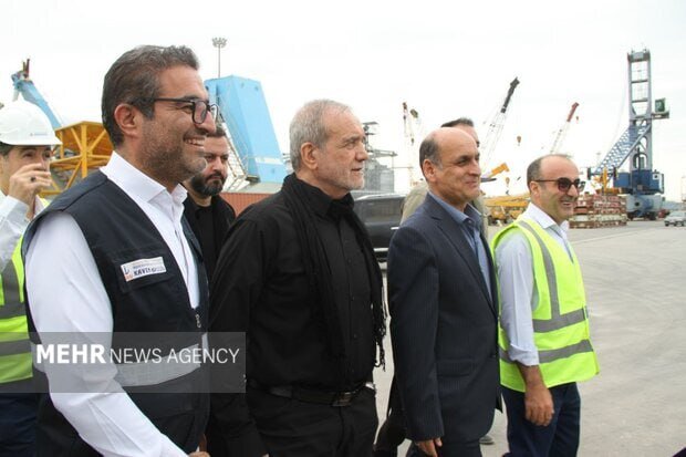 تصاویری از بازدید پزشکیان از بندر تجاری آستارا