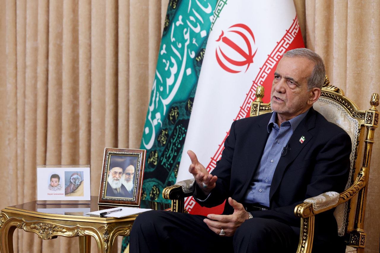 تصویری از شهید دوماهه در حمله اسرائیل روی میز رئیس جمهور