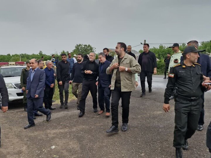 حضور پزشکیان در مراسم ترحیم پدر یک نماینده مجلس + تصاویر