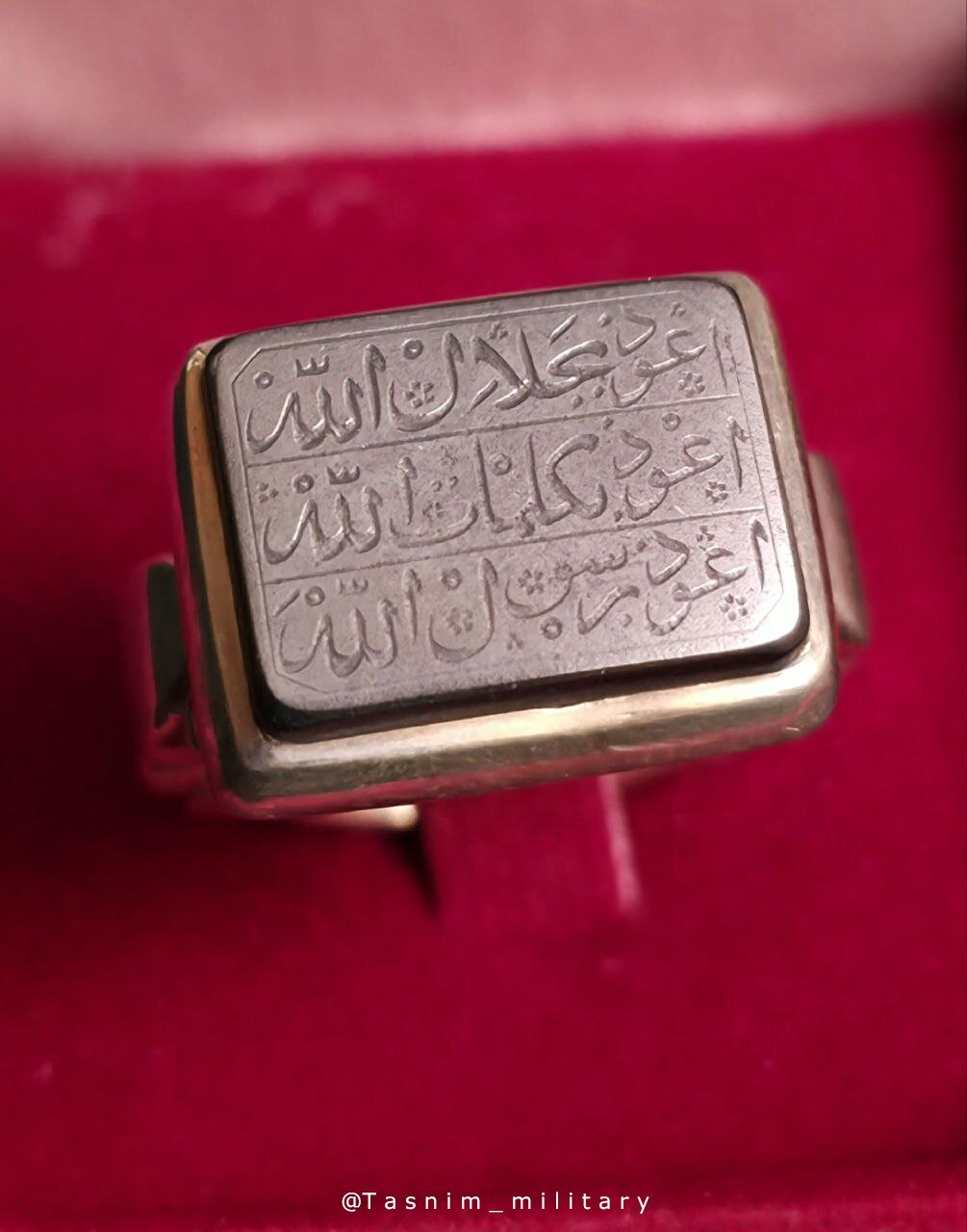 تصویری از اهدای انگشتری که خانواده شهید حاجی زاده به سردار موسوی هدیه دادند