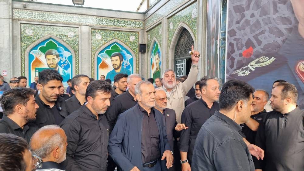 تصویری از پزشکیان در مراسم بزرگداشت شهدای قرارگاه مرکزی حضرت خاتم الانبیا (ص)