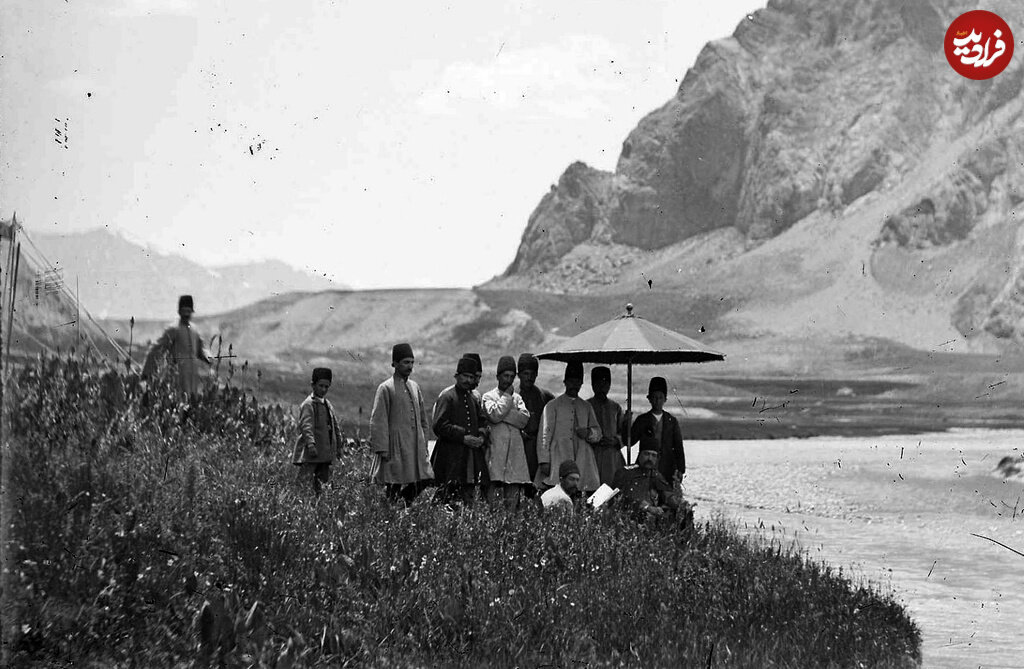 عکسهای قاجاری؛ از چتر ناصرالدینشاه تا مردان مسلح در تختجمشید