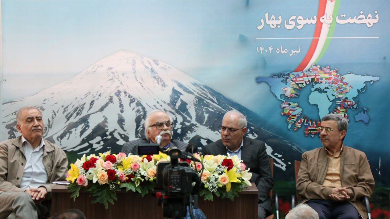 احمدی نژاد پس از مدتها آفتابی شد+تصاویر