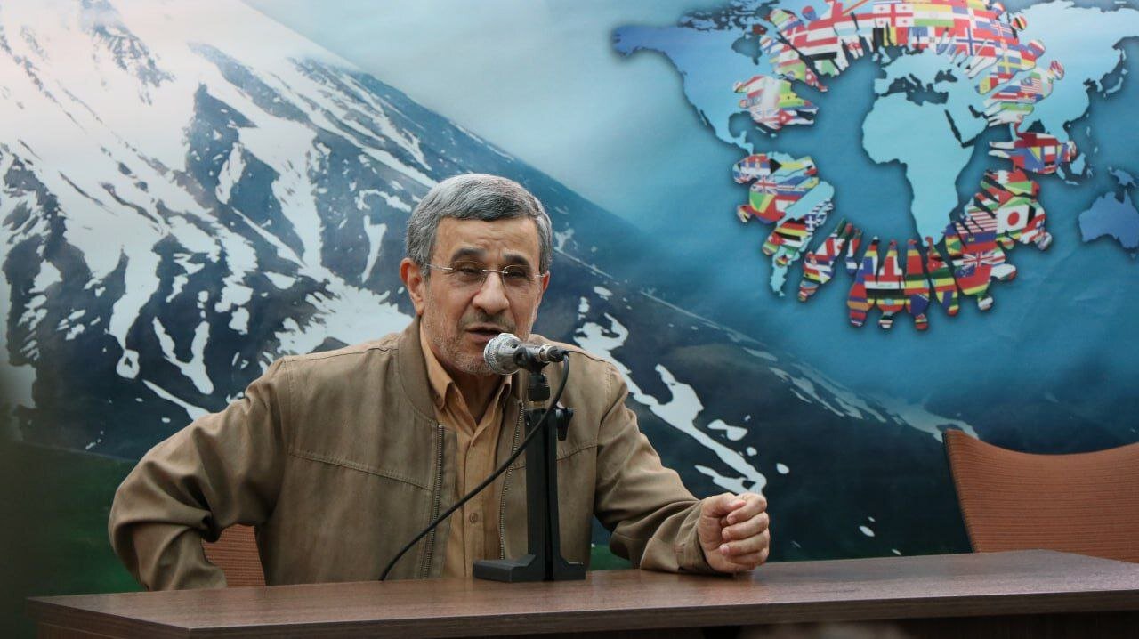 احمدی نژاد پس از مدتها آفتابی شد+تصاویر