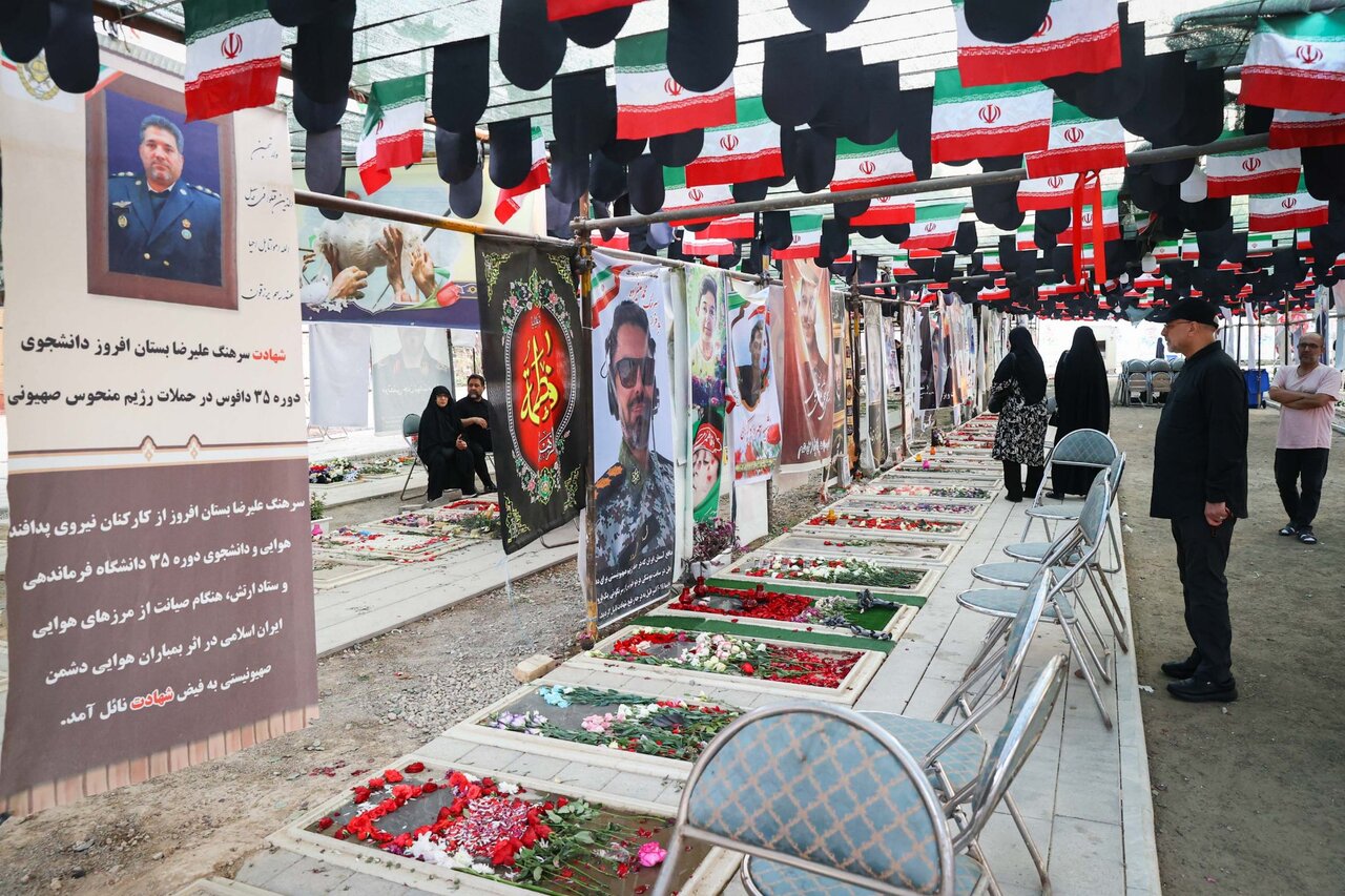 قالیباف بر مزار شهیدان باقری و حاجی زاده + عکس