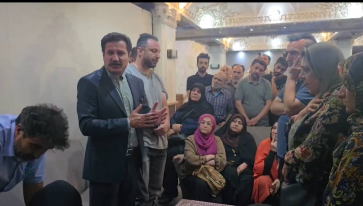 عبدالکریم حسین زاده در جمع آسیب دیدگان جنگ ۱۲ روزه حاضر شد/ از طرف کل دولت از شما عذر میخواهم