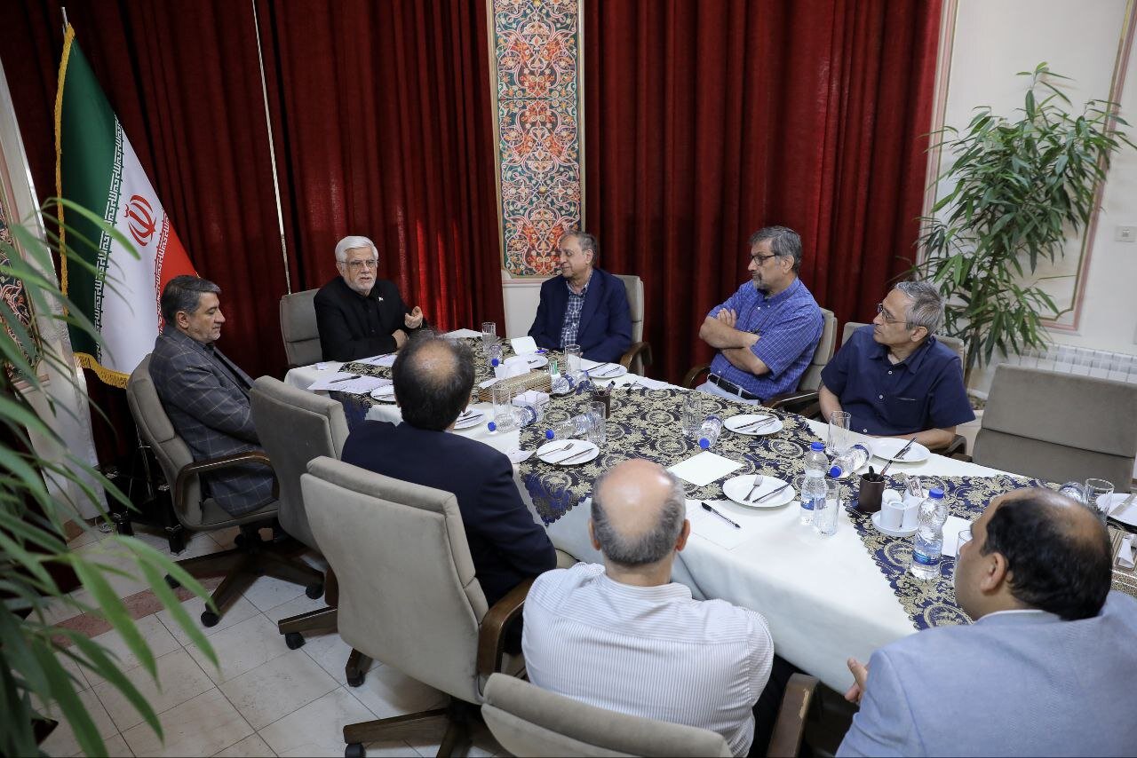 اختلافی میان میدان و دیپلماسی وجود ندارد / نظر حاکمیت کماکان انجام مذاکره با اقتدار است/ دانشگاه به دولت برای رفع ضعف‌ها کمک کند