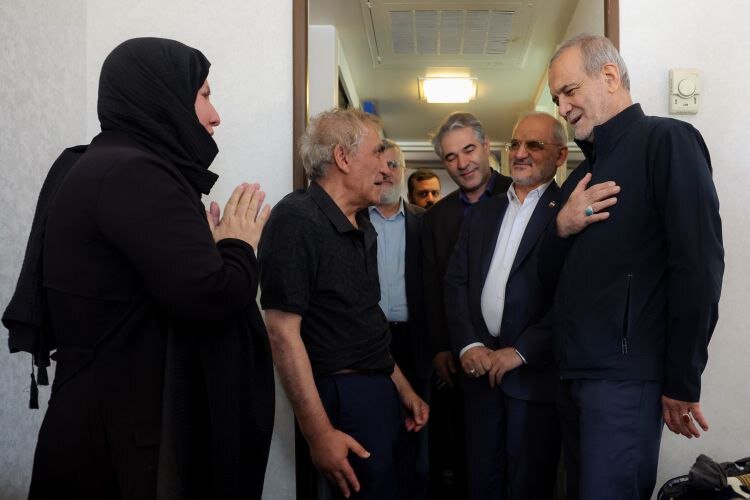 پزشکیان به دیدار برخی از خانوادههای آسیبدیده از جنگ ۱۲ روزه رفت+تصویر