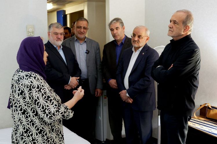 پزشکیان به دیدار برخی از خانوادههای آسیبدیده از جنگ ۱۲ روزه رفت+تصویر