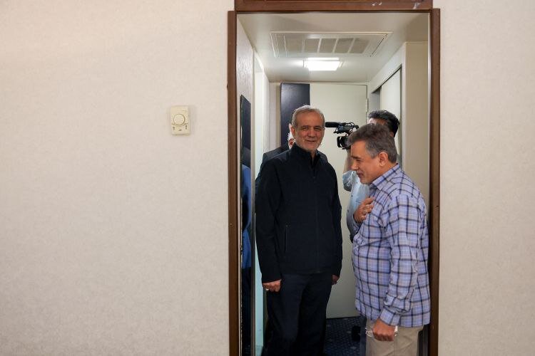 تصاویری از بازدید پزشکیان از منازل خانواده‌های آسیب‌دیده در جنگ/ توافق کرده‌ایم خانه‌ها را همانطور که بوده، بسازند و تحویل شهروندان دهند