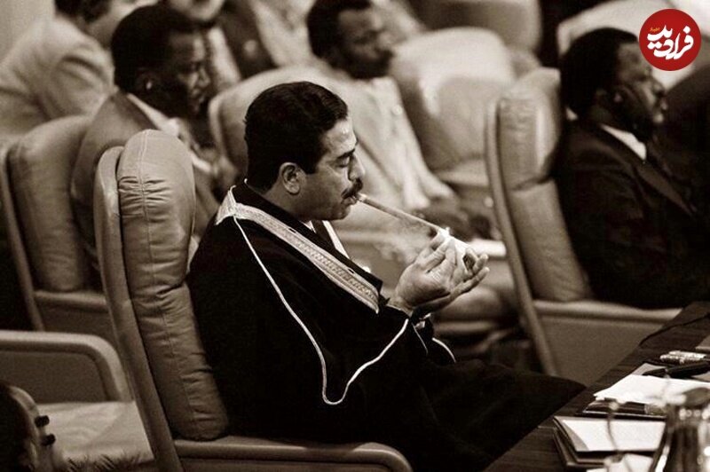 عکس/ صدام حسین در حال روشن کردن سیگار برگ در سالن اجلاس سران عرب؛ سال ۱۳۶۰