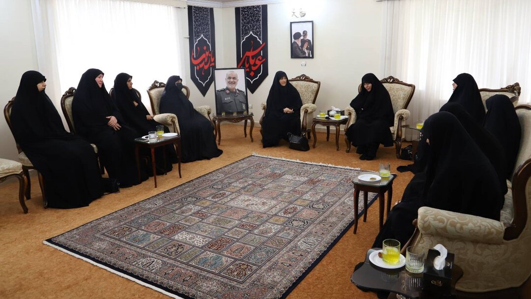 جمعی از همسران شهدای مدافع حرم با خانواده شهید سلامی دیدار کردند/ با شهادت شهید سلامی خانواده شهدای مدافع حرم و امنیت بار دیگر یتیم شدند