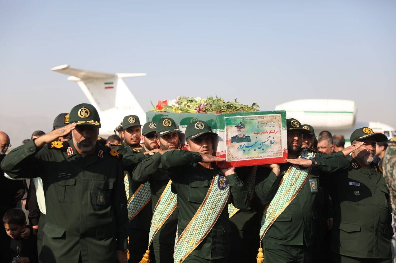 عکسی از پیکر شهید غیب پرور بر دوش سربازان/ سردار در جنگ ۱۲ روزه کجا بود؟