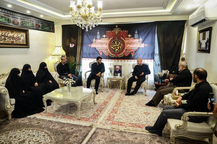 تصاویری از دیدار قالیباف با خانواده شهیدان طهرانچی، شادمانی و حاجی‌زاده