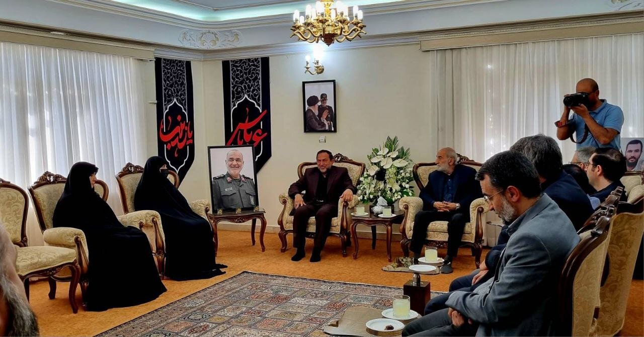 دیدار جمعی از مدیران رسانهای کشور با خانواده سردار سلامی + تصاویر